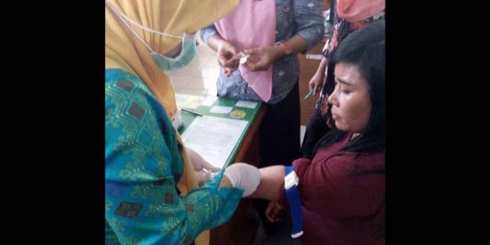 Salah satu PSK yang diduga sebagai PSK tengah diperiksa kesehatannya.
