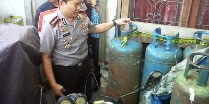 ?

Kapolrestabes Surabaya Kombes Pol Setija Junianta Kapolrestabes saat meninjau rumah yang dijadikan tempat pengoplosan LPG di kawasan Jl. Sambi Sari, Lakar Santri, Surabaya. Foto:rusmiyanto/BANGSAONLINE