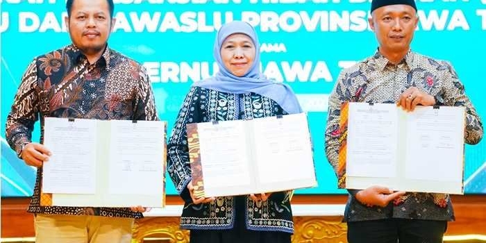 Gubernur Jawa Timur, Khofifah Indar Parawanas, Ketua KPU dan Ketua Bawaslu Jatim menunjukkan nakah penandatanganan Naskah Perjanjian Hibah Daerah (NPHD) untuk pelakanaan Pilgub 2024. 