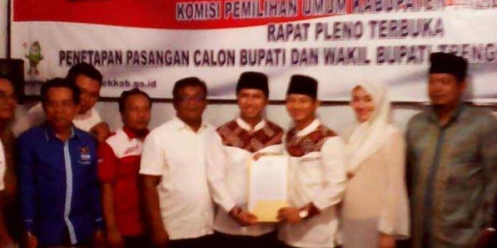  Emil-Arifin didampingi beberapa ketua partai pengusungnya di kantor KPUD Trenggalek. foto: herman subagyo/ BANGSAONLINE