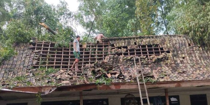hujan-disertai-angin-kencang-puluhan-rumah-di-bangkalan-rusak-parah