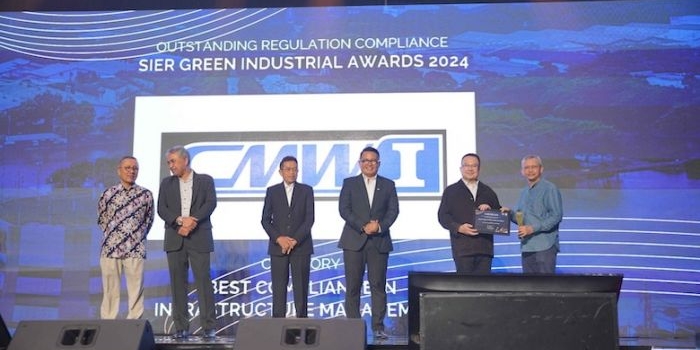 Penghargaan yang diserahkan dalam acara Green Industrial Awards dan SIER Customer Gathering 2024