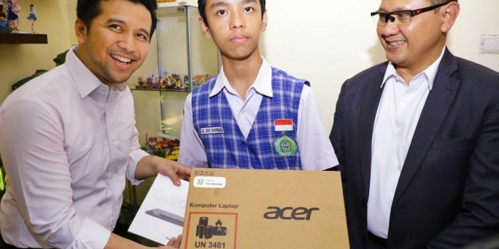apresiasi-animator-game-roblox-asal-blitar-plt-gubernur-jatim-beri-hadiah-laptop