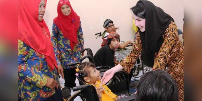 Ketua Dekranasda Jatim, Arumi Emil Dardak menyapa anak penyandang disabilitas pada acara Peringatan 63 Tahun YPAC Surabaya. foto: ist