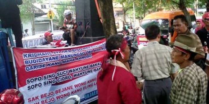 Aksi warga saat demo di depan kantor Bupati. foto: ferry/BANGSAONLINE