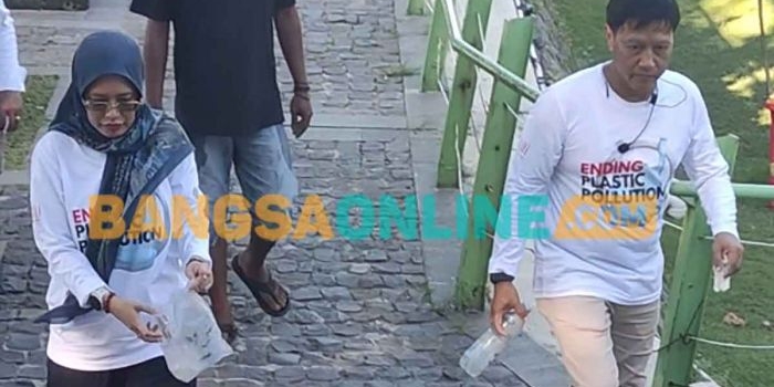 hari-lingkungan-hidup-sedunia-dlh-kabupaten-kediri-bersihkan-sampah-plastik-di-kawasan-slg