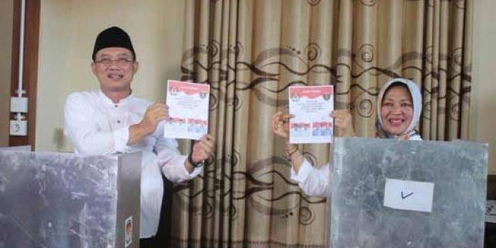 Kanang dan istri ketika melakukan pencoblosan di TPS. foto: zainal abidin/ BANGSAONLINE