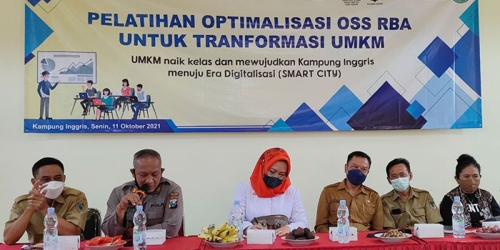 Kabag Ops. Polres Kediri AKP Mansyur (dua dari kiri) saat memberi sambutan, serta Ketua Kadin Kabupaten Kediri Hj. Yekti Murih Wiyati dan narasumber yang hadir. foto: MUJI HARJITA/ BANGSAONLINE