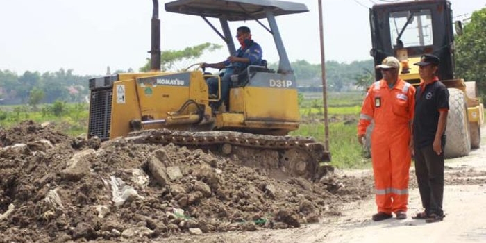 Field Administration and Superintendent JOB P-PEJ, Akbar Pradima (orange) dan Kepala Desa Campurejo, Edi Sampurno (hitam) saat memantau perataan tanah untuk pembuatan taman rekreasi dan edukasi. foto: EKY NURHADI/ BANGSAONLINE