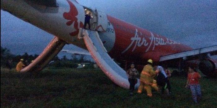 Pesawat AirAsia tergelincir keluar jalur. foto via merdeka.com