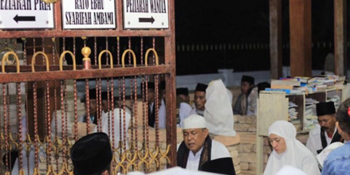 KH Linul Qolbi Hamzah di makam Aeng Mata Ebu bersama keluarga, santri dan masyarakat.