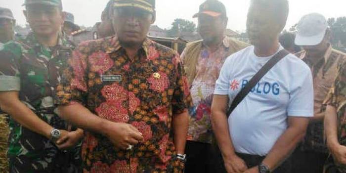 Bupati Tulungagung, Syahri Mulyo saat menghadiri panen raya di desa Wonorejo, kecamatan Sumbergempol, kemarin (6/8). (foto: ferry/BANGSAONLINE)