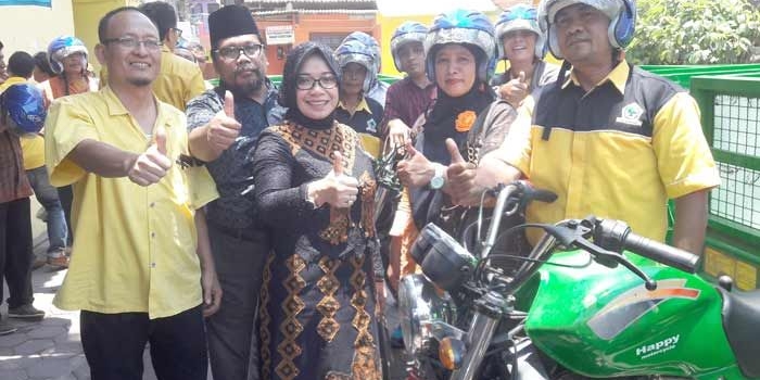 Eni Maulani didampingi Ahmad Nurhamim dan KH. Nur Muhammad saat penyerahan bantuan motor sampah. foto: SYUHUD/ BANGSAONLINE