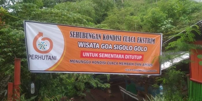 Spanduk pemberitahuan Wisata Goa Sigolo Golo ditutup.