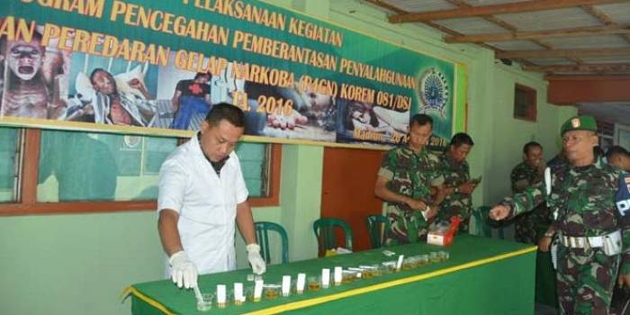 Anggota Korem Madiun saat melakukan tes urine.