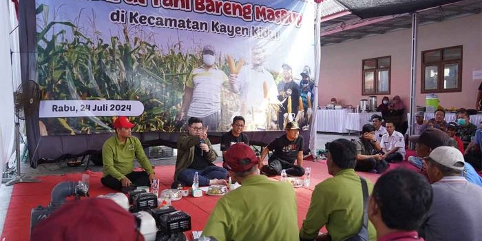 Bupati Kediri, Hanindhito Himawan Pramana, saat berdiskusi dengan para petani dalam kegiatan Farm Field Day (FFD) Parade Jagung Kediri 2024. Foto: Ist