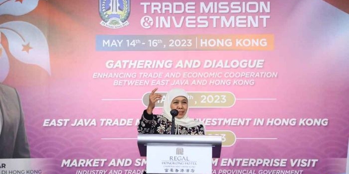 Gubernur Khofifah saat memberi sambutan ketika bersilaturahmi dengan 100 orang perwakilan PMI dari Jatim di Hong Kong.