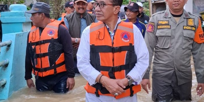 bupati-kholilurrahman-didampingi-bpbd-pamekasan-tinjau-lokasi-banjir-di-wilayah-kota