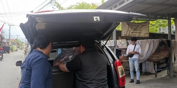 Petugas saat tiba di TKP yang dilaporkan warga meninggal diduga usai mengonsumsi miras oplosan