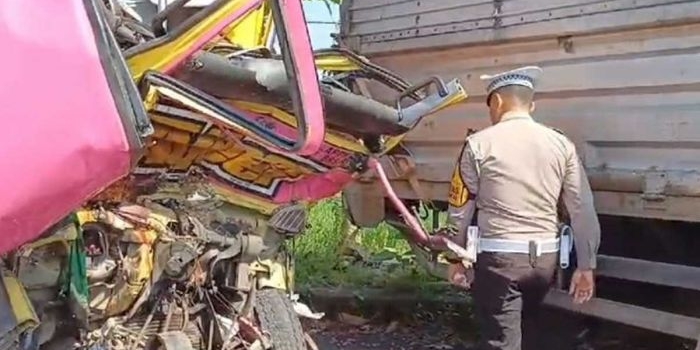 dua-truk-terlibat-kecelakaan-di-ruas-tol-ngawi-solo-sopir-dan-penumpang-meninggal-dunia