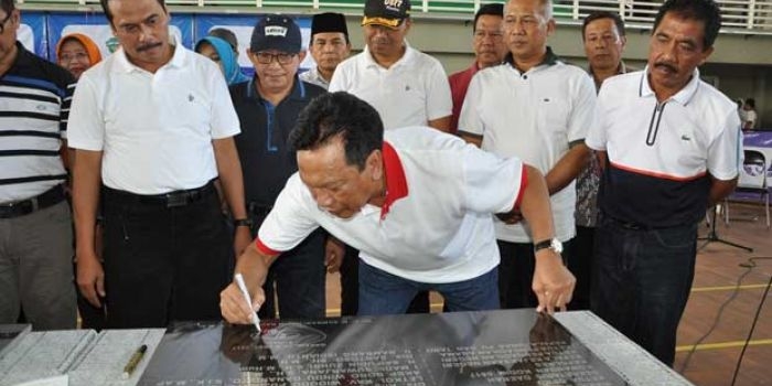 Bupati Gresik Sambari Halim Radianto, didampingi Wabup Moh. Qosim, saat menandatangani prasasti peresmian Gedung Wahana Ekspresi Pusponegoro (WEP) tahap II. foto: SYUHUD/ BANGSAONLINE