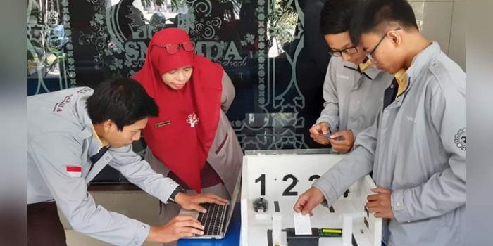 INOVASI: Tiga siswa didampingi Kepala Smamda menunjukkan karya berupa sistem Parkir Pintar, Selasa (27/8). foto: MUSTAIN/ BANGSAONLINE