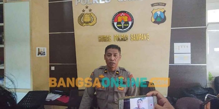 Kasi Humas Polres Sampang, Ipda Sujianto, saat memberikan konferensi pers. Foto: MUTAMMIM/BANGSAONLINE