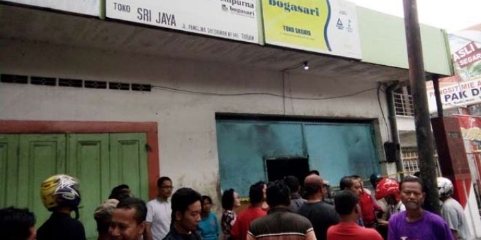 Petugas saat melakukan olah TKP. foto: SUWANDI/ BANGSAONLINE