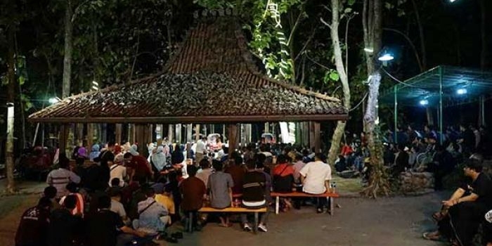 Antusias anak muda Semarang dalam mengikuti Nongkrong Taubat, setiap Kamis malam. foto: Pebry Adi Prakoso