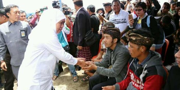 Khofifah saat mengunjungi korban Longsor Bangli dan Buleleng, kemarin.