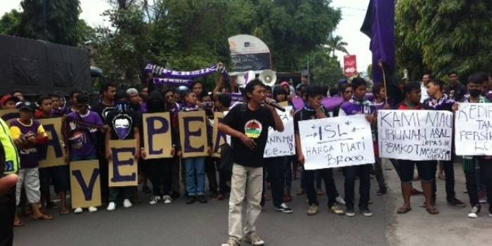 Suporter Persik Kediri saat menggelar orasi didepan Kantaor Balai Kota Kediri. (Arif Kurniawan/BangsaOnline)