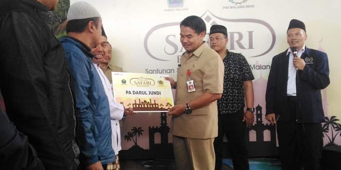 Pemberian bantuan kepada salah satu panti asuhan. 