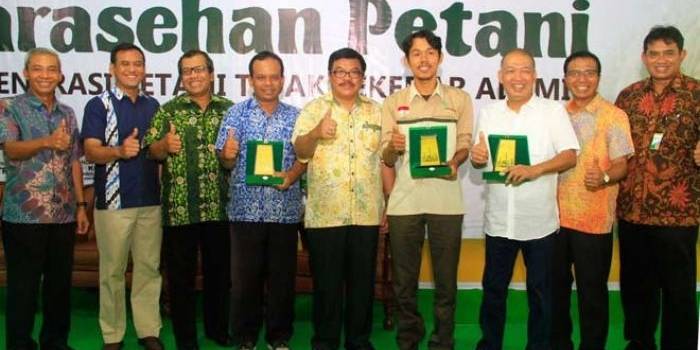 jajaran direksi PG dan nara sumber sarasehan petani di Buncob. foto: SYUHUD/ BANGSAONLINE