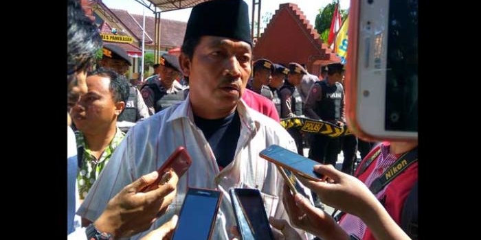 Kepala Desa Larangan Badung, Musaffak, saat memberikan keterangan.