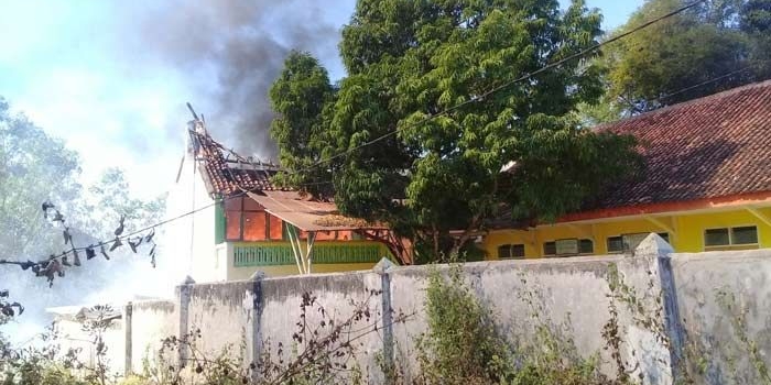 Tampak api membara di atas gedung SDN Jambringin 1, Proppo.