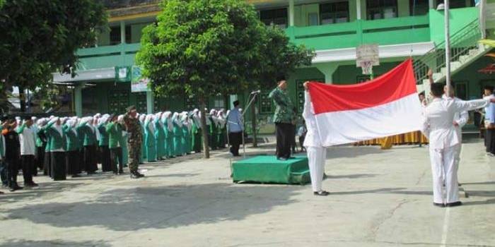 PCNU Magetan saat menggelar upacara bendera memeringati Harlah NU ke-93.