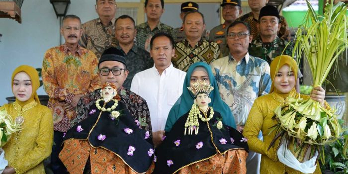 tradisi-manten-tebu-meriahkan-buka-giling-pg-mojopanggung-2026