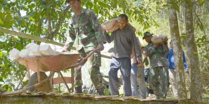 Sertu Iksan, Babinsa Desa Karang Anyar, Kecamatan Ketapang, Kabupaten Sampang aktif membantu Satgas TMMD.