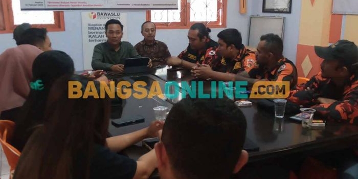 Sapma PP Kota Madiun saat audiensi dengan Bawaslu. Foto: HENDRO SUHARTONO/BANGSAONLINE