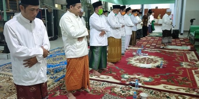 Para kiai saat salat malam untuk ikhtiar menghilangkan covid-19 di Pondok Pesantren Amanatul Ummah Jalan Siwalankerto Utara Surabaya, Kamis (18/6/2020) malam. foto: MMA/ bangsaonline.com