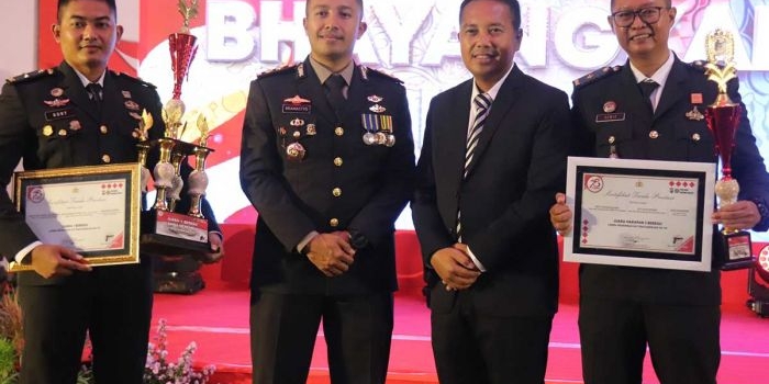 Kapolres Kediri Kota AKBP Bramastyo Priaji bersama penerima piagam penghargaan Juara 1 dan 3 lomba menembak dari Lapas Kediri. Foto: Ist.