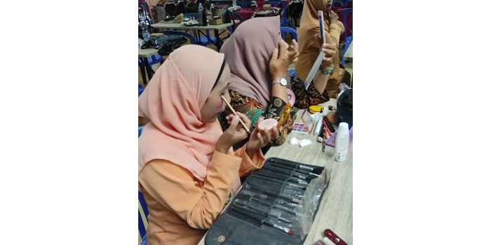 Para peserta saat mengikuti lomba merias.