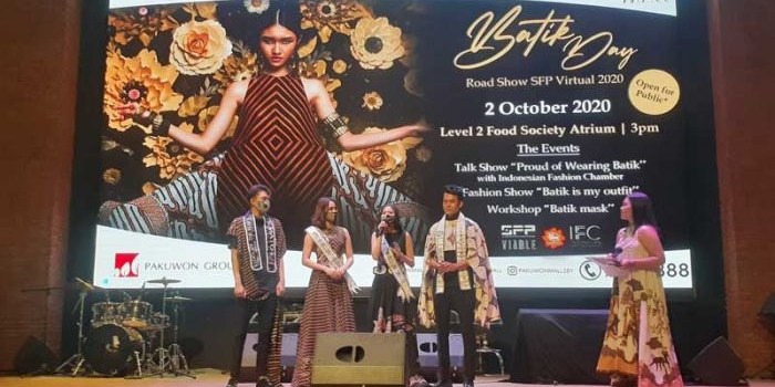 Dari kiri, empat karya Stella Lewis dalam Road Show SFP di Pakuwon Mall Surabaya