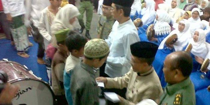 Walikota Batu, Eddy Rumpoko memberi santunan kepada anak yatim dan warga tidak mampu di 