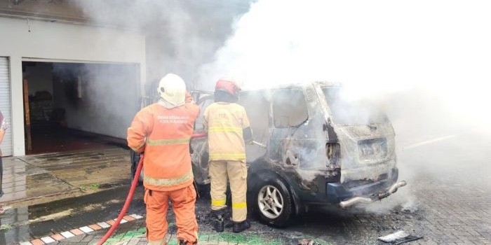 mobil-kijang-tua-terbakar-di-sukolilo-surabaya-api-sempat-merambat-ke-rumah