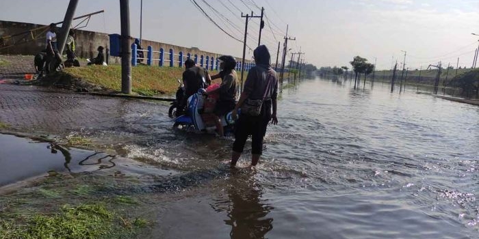 banjir-di-jalan-raya-porong-ganggu-lalu-lintas-warga-minta-penanganan-cepat