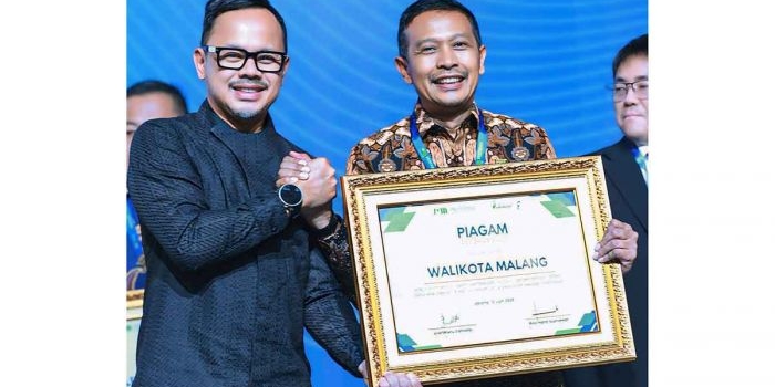 komitmen-kembangkan-bumd-air-minum-pemkot-malang-raih-penghargaan-di-iwwef-2025