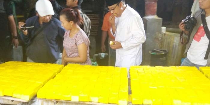 Gus Ipul saat melihat secara dekat pembuatan tahu kuning yang merupakan salah satu icon Kota Kediri ini. Foto: ARiF K/BANGSAONLINE

