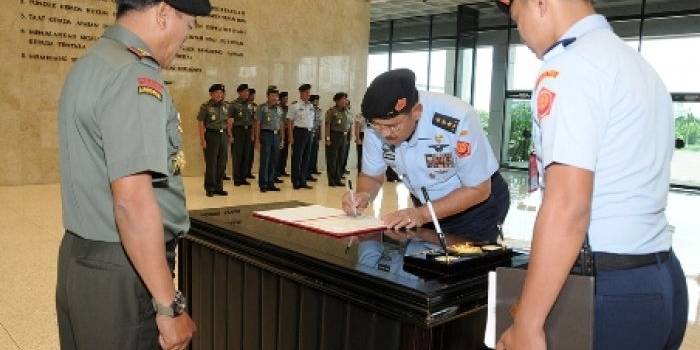 Panglima TNI Jenderal Moeldoko saat sertijab Kasum TNI di Mabes TNI Cilangkap Jakarta, Jumat (25/4/2014). foto: Puspen Mabes TNI