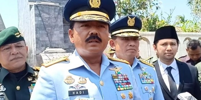 Panglima TNI Marsekal Hadi Tjahjanto diwawancarai wartawan usai ziarah ke Makam Bung Karno, Rabu (18/9/2019). 